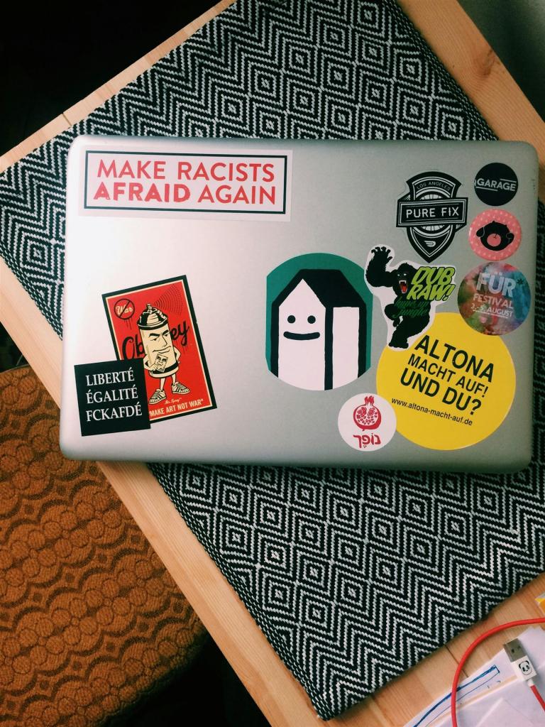 Macbook Pro Mit Verschiedenen Aufklebern