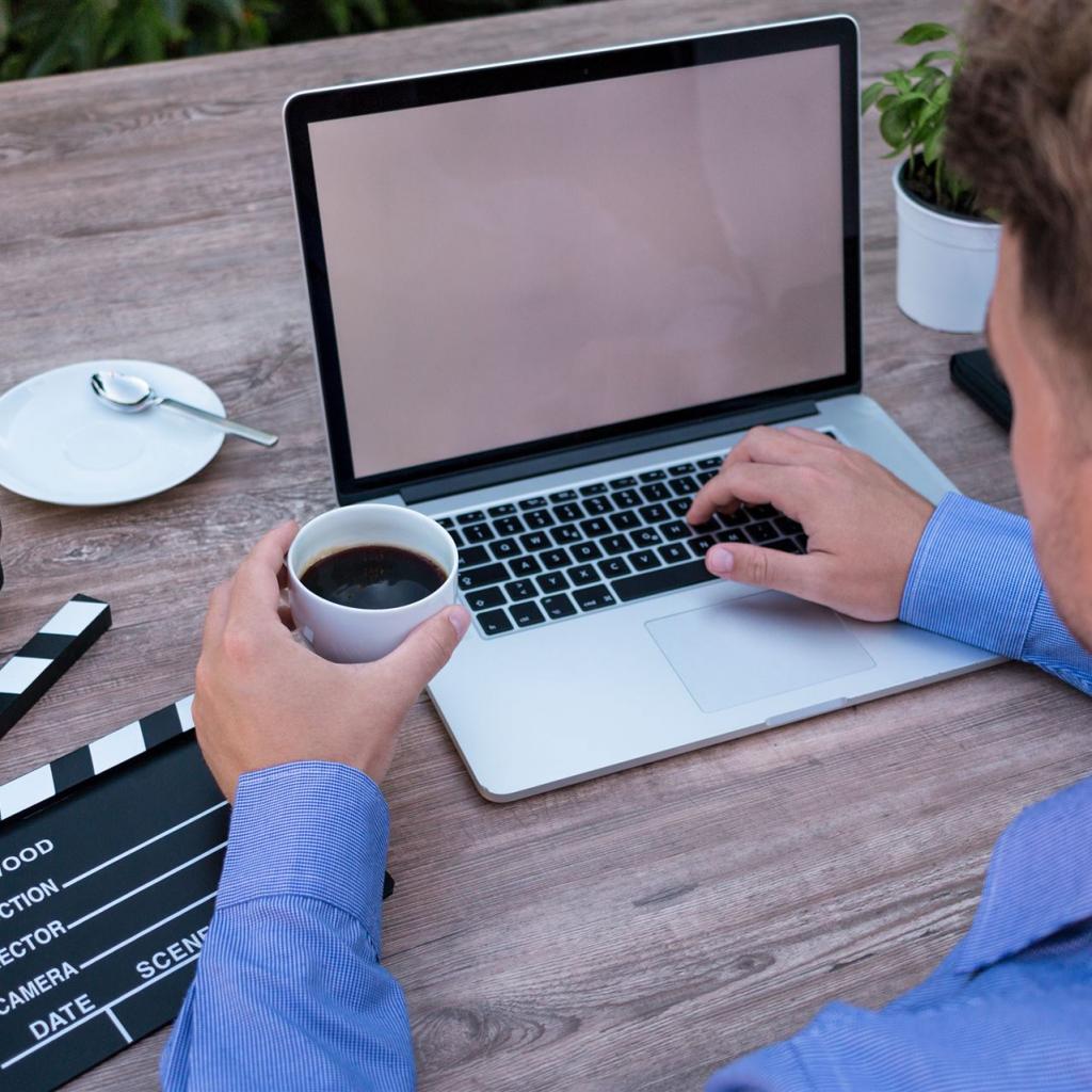 laptop, mockup, kaffeepause, filmklappe, filmemacher, filmmacher, mitarbeiter, kaffee, tippt, jung, webdesign, macbook, home office, arbeitsplatz, office, arbeit, mac, geschäft, business, startup-unternehmen, marketing, unternehmer, unterwegs, start-