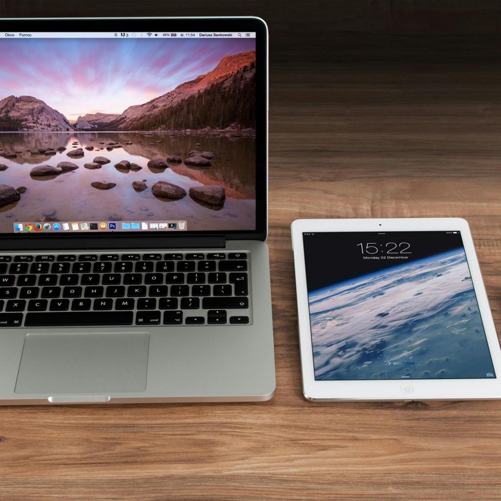 Macbook Pro Neben White Ipad